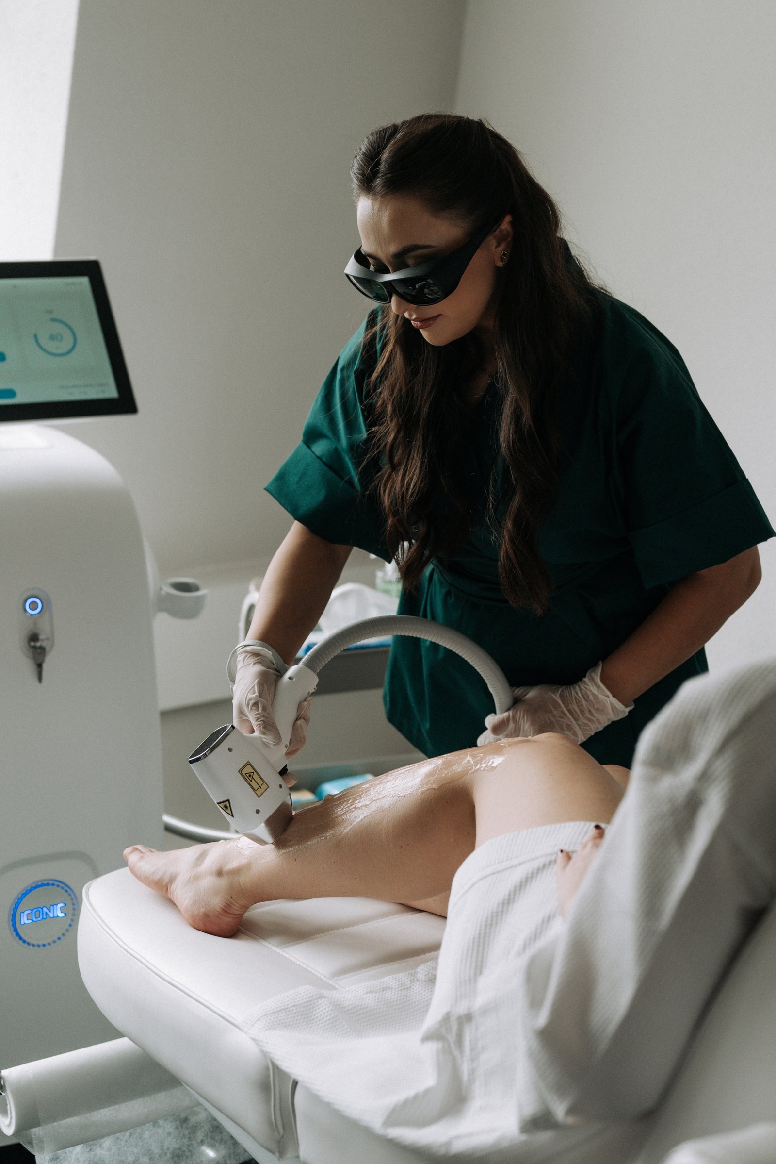 Halyna met beschermende bril behandelt een been met de laser